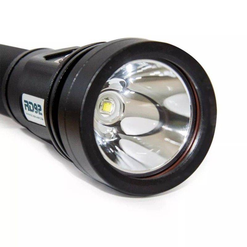 Maxesla Lampe Torche LED 2000 Lumens, Zoomable, Lampe Torche LED Super  ;umineuse, Puissante Alimentée par Piles, Résistante à l'eau, Mini Lampe de