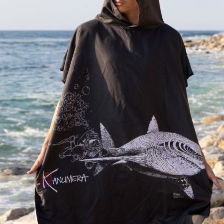 Poncho Microfibre Kanumera Grand Modèle Le Requin blanc et le Plongeur