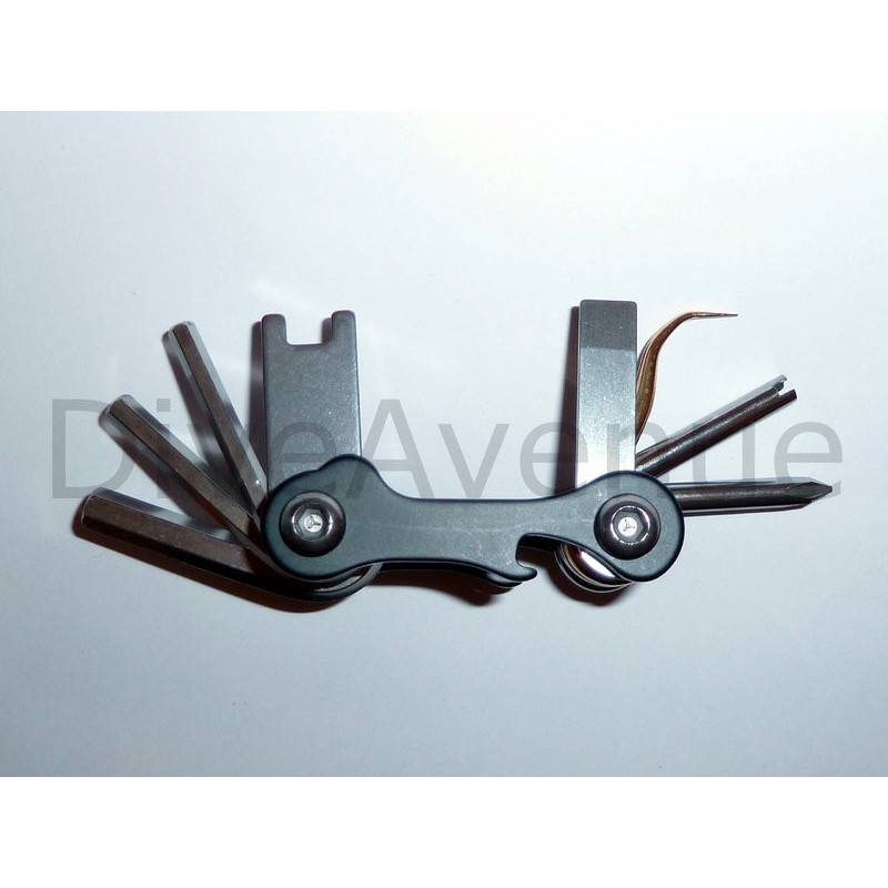 Diver's multi-tool for tank valve and regulateur